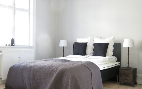 Center - Studio - Close To The King: Bedroom, Living Room