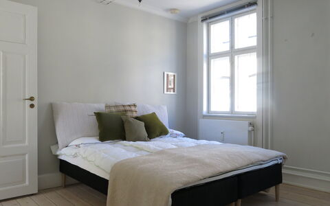 Center - Studio - Close To The King: Bedroom, Living Room