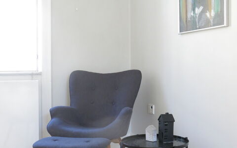 Center - Studio - Close To The King: Bedroom, Room Detail