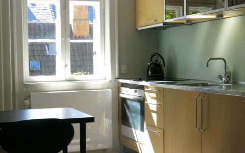 Center - Studio - Close To The King: Kitchen