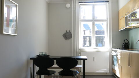 Center - Studio - Close To The King: Dining Room, Kitchen