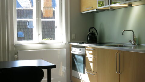 Center - Studio - Close To The King: Kitchen