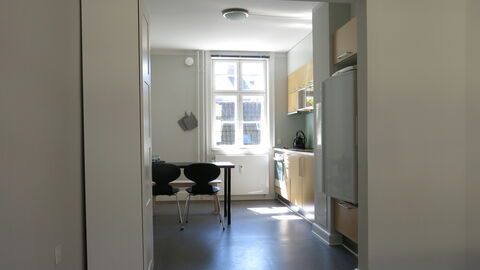 Center - Studio - Close To The King: Dining Room, Kitchen