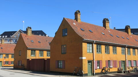 Center - Studio - Close To The King: Building Exterior, Outdoor