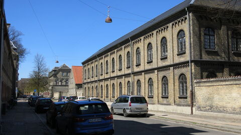 Center - Studio - Close To The King: Outdoor