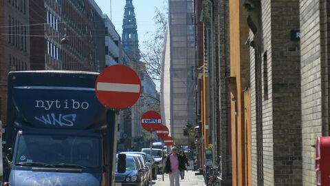 Center - Studio - Close To The King: Outdoor