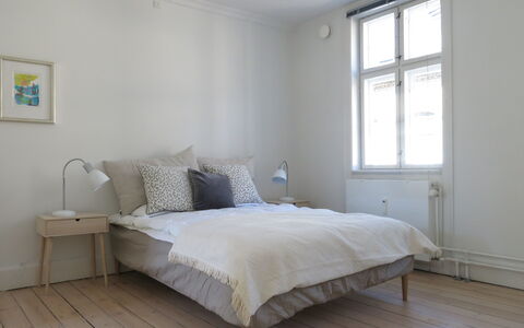 Center - Studio - Close To The King: Bedroom, Living Room