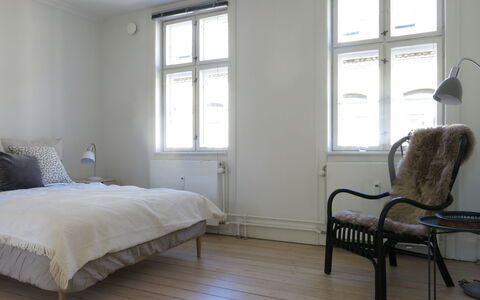 Center - Studio - Close To The King: Bedroom, Living Room