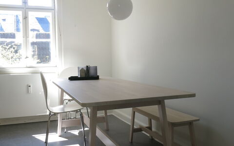 Center - Studio - Close To The King: Kitchen