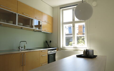 Center - Studio - Close To The King: Kitchen