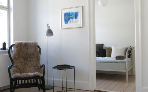 Center - Studio - Close To The King: Bedroom, Living Room