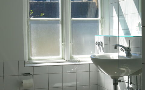 Center - Studio - Close To The King: Bathroom