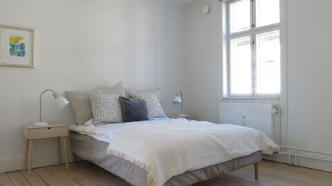 Center - Studio - Close To The King: Bedroom, Living Room