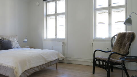 Center - Studio - Close To The King: Bedroom, Living Room