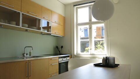 Center - Studio - Close To The King: Kitchen