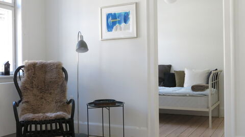 Center - Studio - Close To The King: Bedroom, Living Room