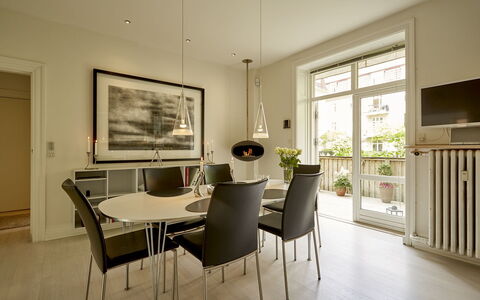 Frederiksberg - 2 Bedrooms: Dining Room, Kitchen