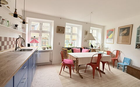Center - Latiner Neighbourhood: Dining Room, Kitchen