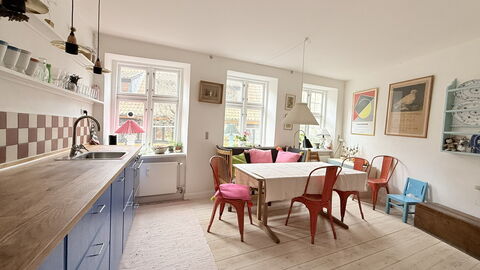 Center - Latiner Neighbourhood: Dining Room, Kitchen
