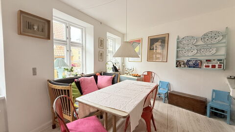 Center - Latiner Neighbourhood: Dining Room