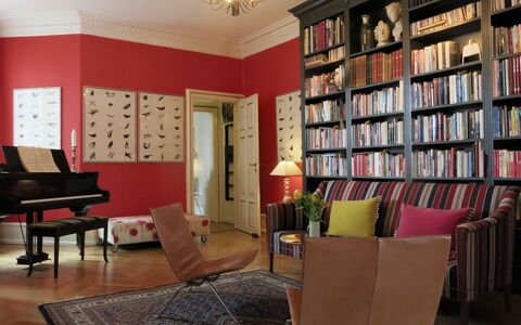 Center - Close To The King - The Marble Church: Living Room