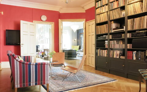 Center - Close To The King - The Marble Church: Living Room