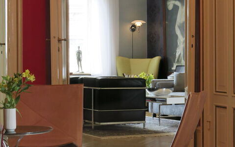 Center - Close To The King - The Marble Church: Living Room