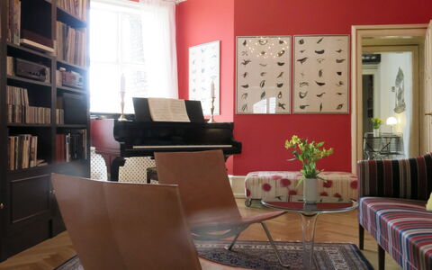 Center - Close To The King - The Marble Church: Living Room