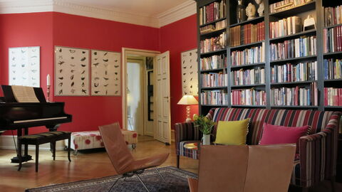 Center - Close To The King - The Marble Church: Living Room