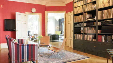 Center - Close To The King - The Marble Church: Living Room