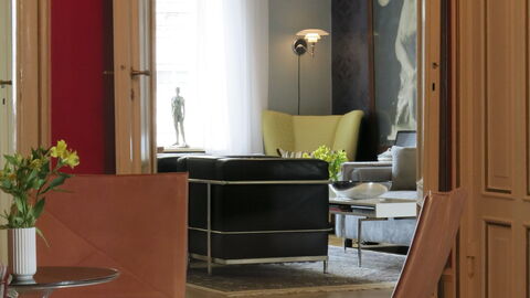 Center - Close To The King - The Marble Church: Living Room