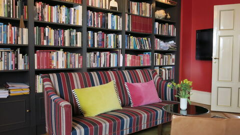 Center - Close To The King - The Marble Church: Living Room