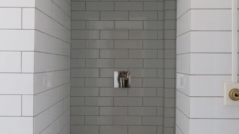 Center - Close To The King - The Marble Church: Bathroom