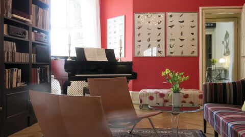 Center - Close To The King - The Marble Church: Living Room