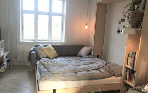 Center - Close To The King: Bedroom
