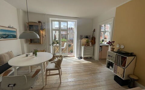 Center - Close To The King: Living Room