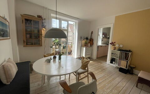 Center - Close To The King: Dining Room