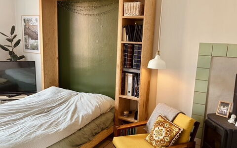 Center - Close To The King: Bedroom, Living Room