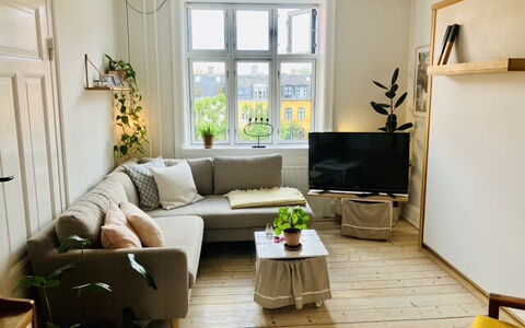 Center - Close To The King: Bedroom, Living Room