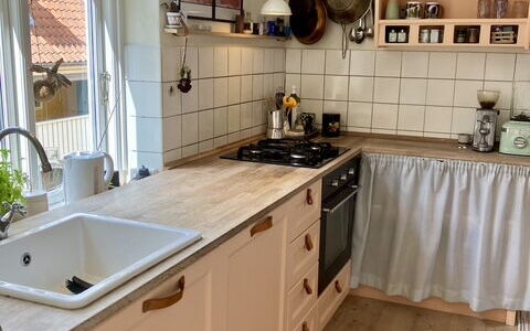 Center - Close To The King: Kitchen