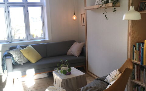 Center - Close To The King: Bedroom