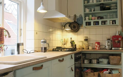 Center - Close To The King: Kitchen