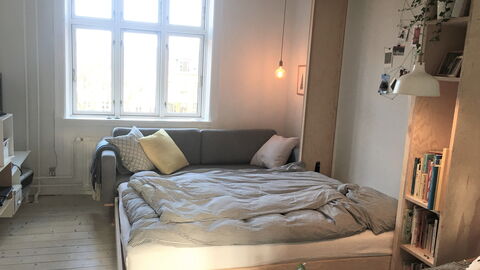 Center - Close To The King: Bedroom
