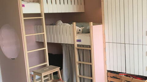 Center - Close To The King: Bedroom