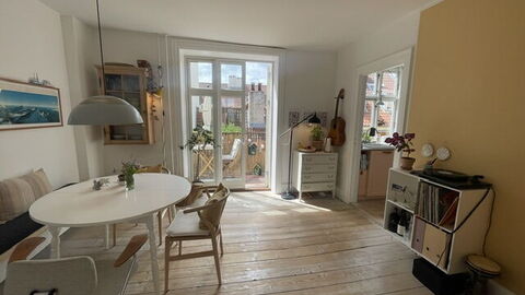 Center - Close To The King: Living Room