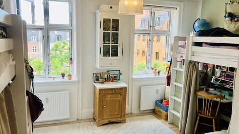 Center - Close To The King: Bedroom