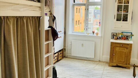 Center - Close To The King: Bedroom