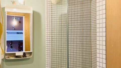 Center - Close To The King: Bathroom