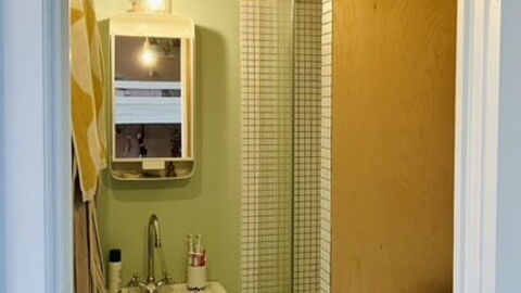 Center - Close To The King: Bathroom