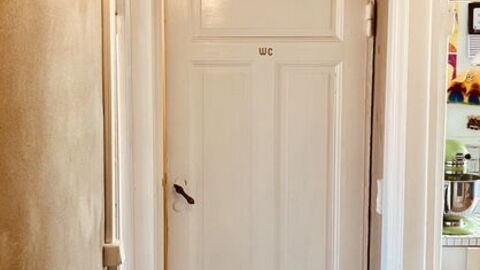 Center - Close To The King: Room Detail